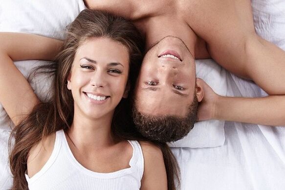seorang wanita di tempat tidur dengan seorang lelaki yang mempunyai potensi meningkat secara semula jadi